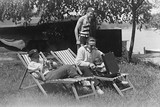thumbnail: Of hij nu in Berlijn op het water dobberde of daar eind jaren twintig in het park zat, grammofoonplaten en platenspeler waren bij Edgar Kochmann nooit ver weg. Op de grote foto is hij de man in het midden, naast hem in badkleding zijn broer Heinz. De ande