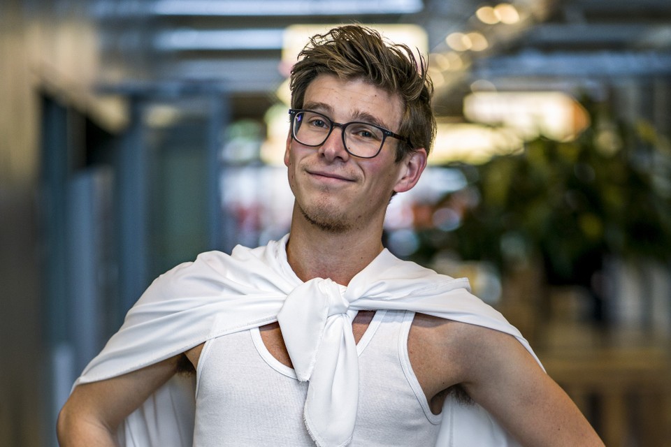 De Maastrichtse cabaretier Remy Evers won in 2019 het Camerettenfestival en droeg toen deze outfit op het toneel. Nu doet hij mee aan ‘De Slimste Mens’.  