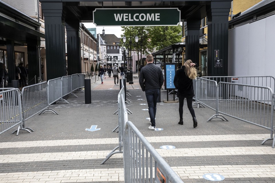 In de outlet in Roermond mogen nog maar 3000 bezoekers tegelijkertijd aanwezig zijn. 