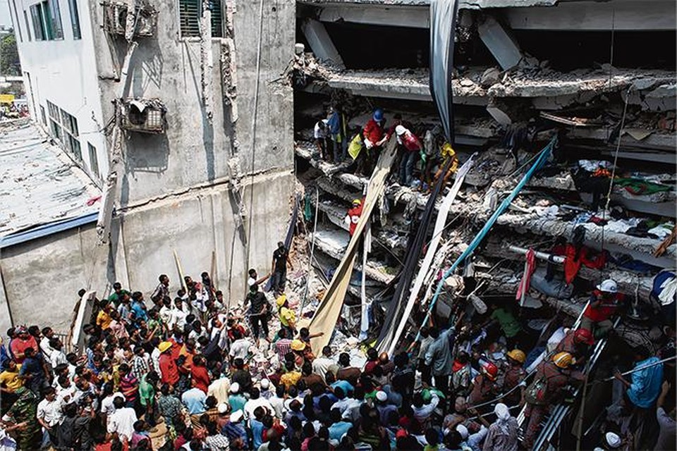 Burgers helpen bij de reddingsoperatie nadat de acht verdiepingen tellende kledingfabriek Rana Plaza is ingestort in Dhaka, Bangladesh in april 2013. Bij de ramp kwamen 1.134 mensen om het leven.