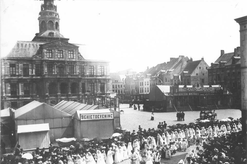 Voordat de schiettenten van de kermis in 1900-1910  opengingen , trok de Sint Servaasprocessie over de Markt in Maastricht. 