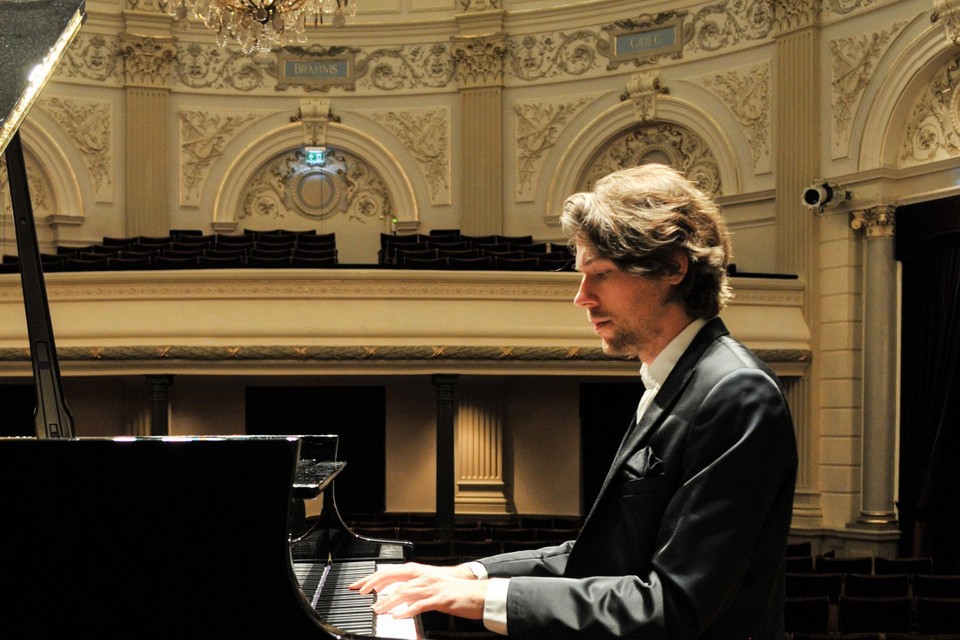 Pianist Kasper Schonewille in actie.