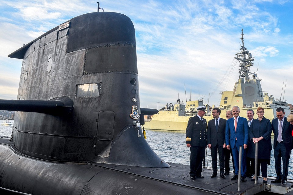 Nog maar drie jaar geleden sloot president Emmanuel Macron (tweede van links) een deal met Australië over de aanschaf van Franse onderzeeërs. Dat contract is nu niets meer waard. 