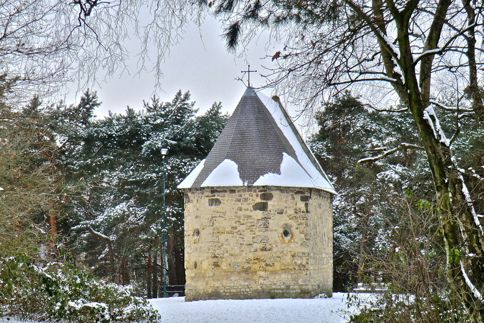 Zeker met sneeuw ligt kapel Leenhof er fraai bij. 