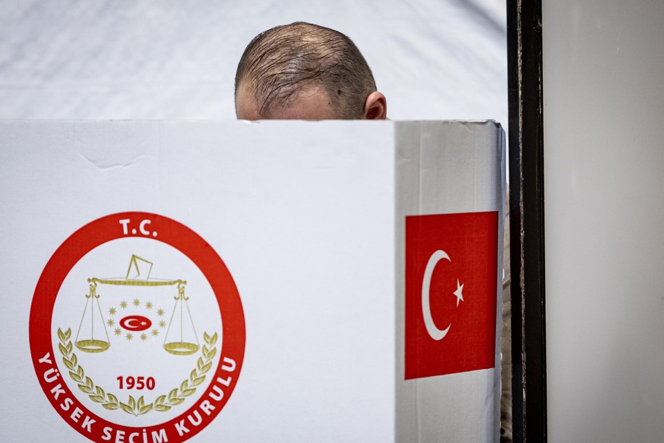 Op verschillende plekken in Nederland kunnen mensen met een Turks paspoort nu al hun stem uitbrengen.
