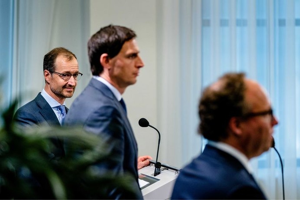 Ministers Eric Wiebes (Economische Zaken), Wopke Hoekstra (Financien) en Wouter Koolmees (Sociale Zaken) lichten het steunpakket toe. 