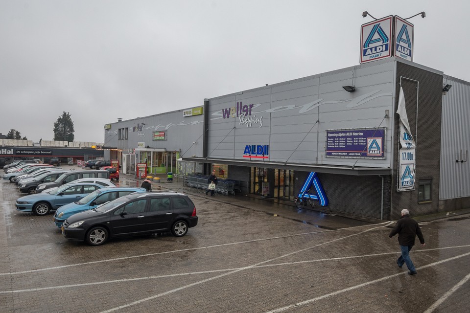 De huidige plek van Aldi in het Weller Shoppingcenter op enkele honderden meters afstand van het Aveve-terrein op de Locht.   