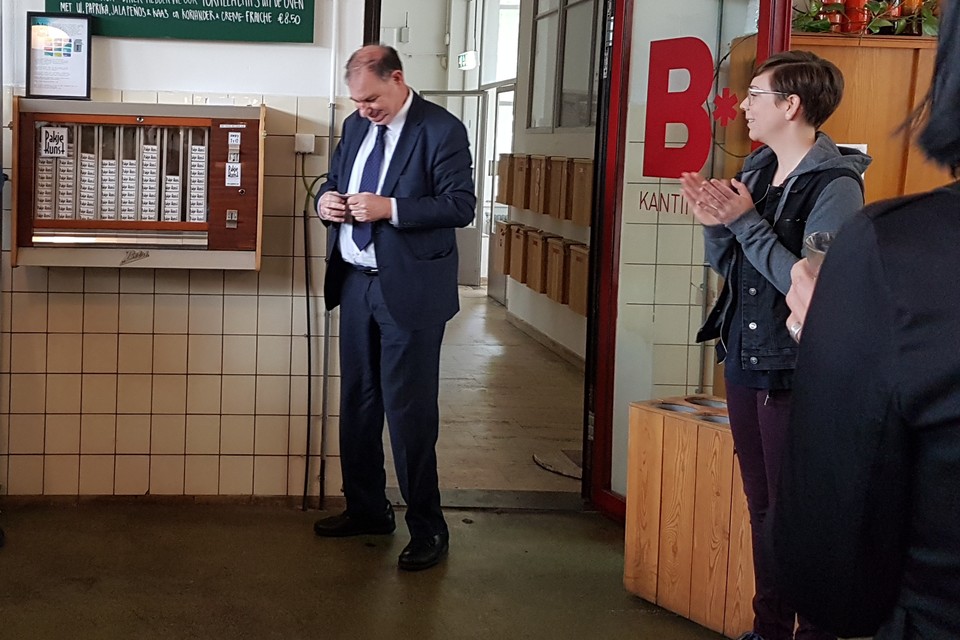 Wethouder Bert Jongen heeft het eerste Pakje Kunst uit de sigarettenautomaat getrokken. 
