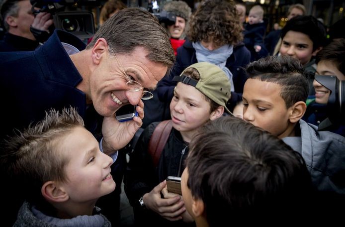 Rutte belt tijdens een eerdere campagne met de moeder van een jongetje, in aanloop naar de Tweede Kamerverkiezingen. 