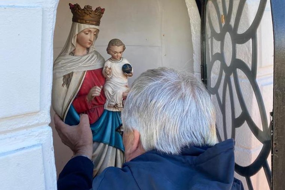 Het nieuwe Mariabeeld is woensdag in de kapel geplaatst.