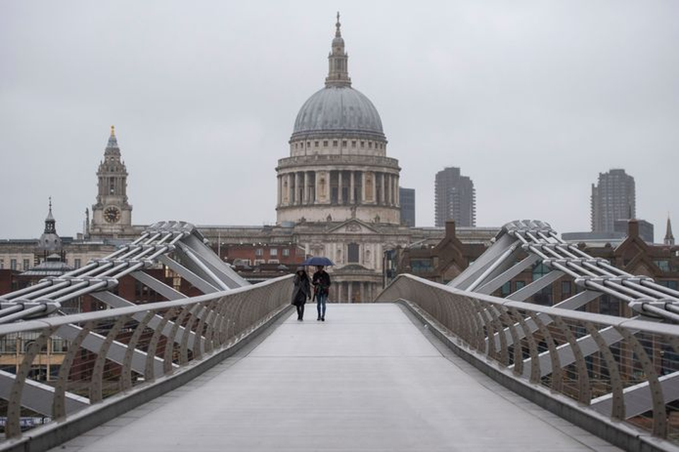 De Millennium Bridge in London lag er maandag verlaten bij. De Britse hoofdstad is in een zware lockdown gegaan. 