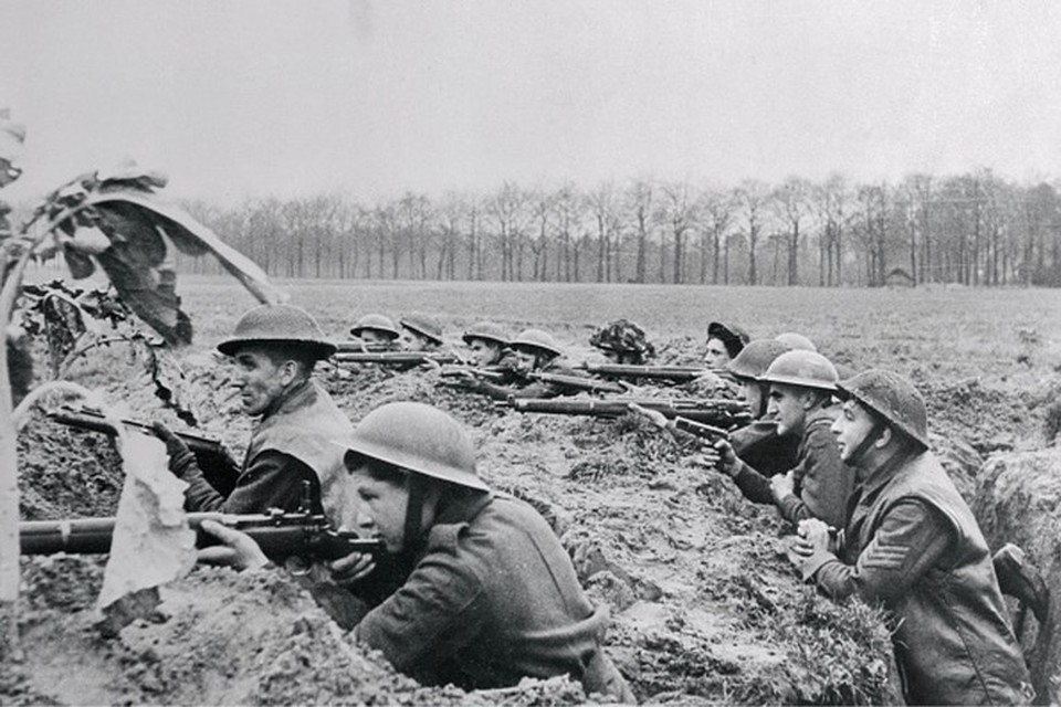 Britse soldaten op de Maasoever bij Venlo 