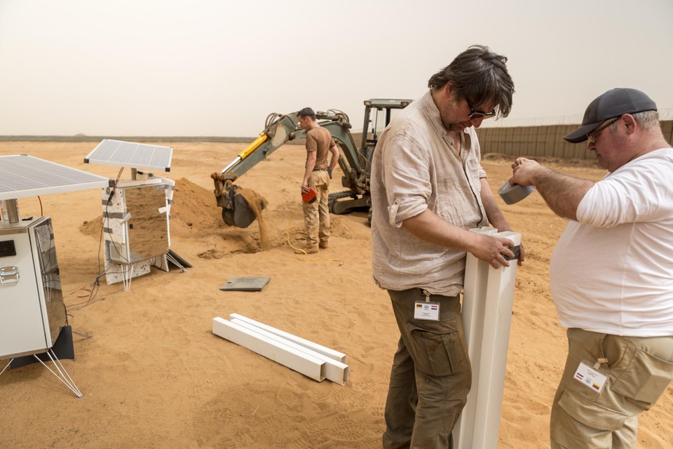 Ap Verheggen (voorgrond links) tijdens het opbouwen van de SunGlacier in Mali. 