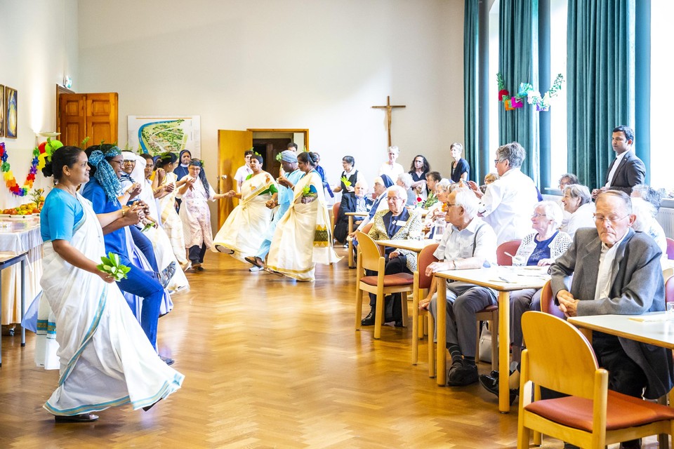 Missiezusters die op retraite zijn in het klooster in Steyl vermaken de triduümgasten met zang en dans. 