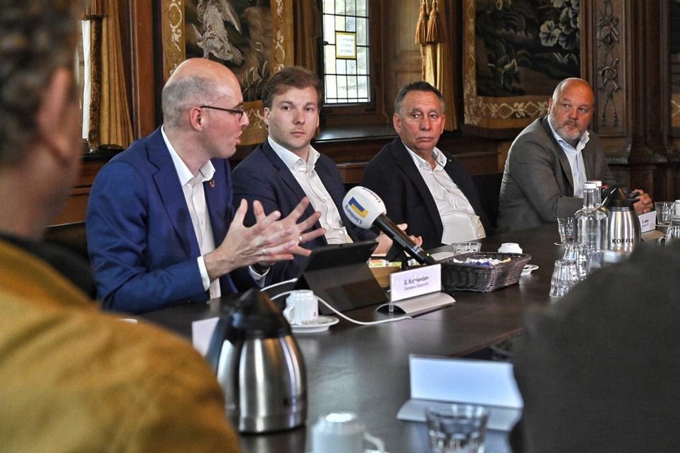Rien Leeijen (tweede van rechts) tijdens de perspresentatie. Links de wethouders Gert-Jan Krabbendam en Niels Peeters. Uiterst rechts Frans Landmeter, rechterhand van Leeijen. 