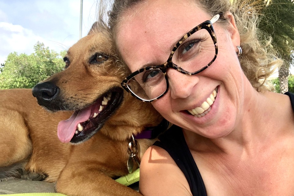 Inge geeft les op een basisschool op Aruba, waar ze hond Goya meeneemt als 'hulpmiddel'. 