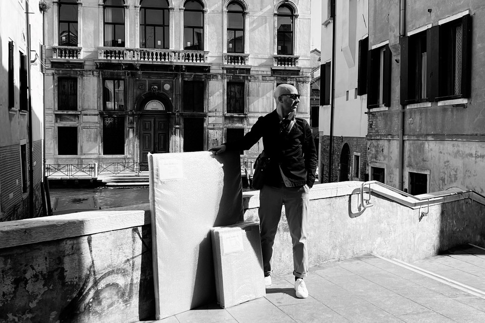 Hugo Thomassen met zijn werken voor het Palazzo Mora in Venetië. 