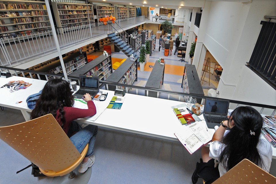 Scholieren en studenten doken direct de bieb in nu die op zondag open is. 