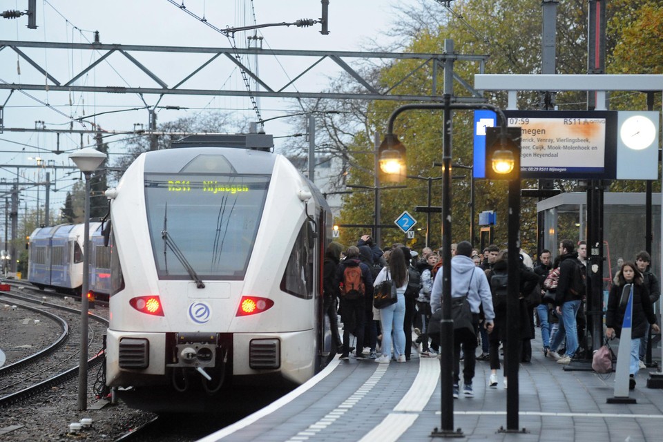Reizigers hopen een vrije zitplaats te bemachtigen in de trein naar Nijmegen. 