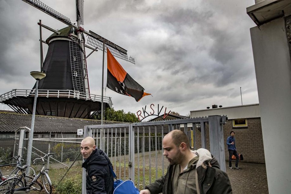 Sportpark Molenzicht in Swartbroek, met molen De Hoop. 
