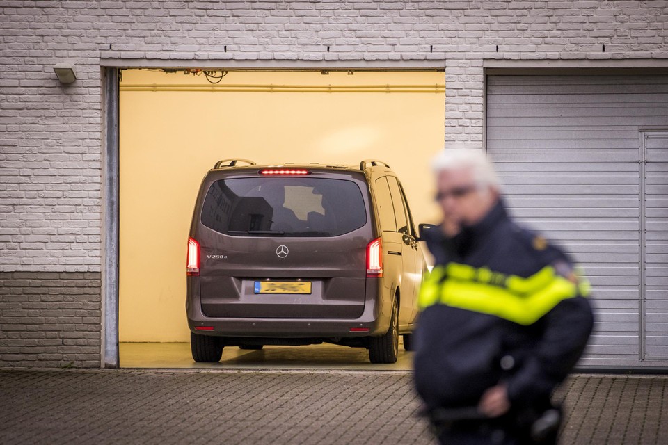 Een gevangene is net gearriveerd bij de rechtbank in Maastricht. 