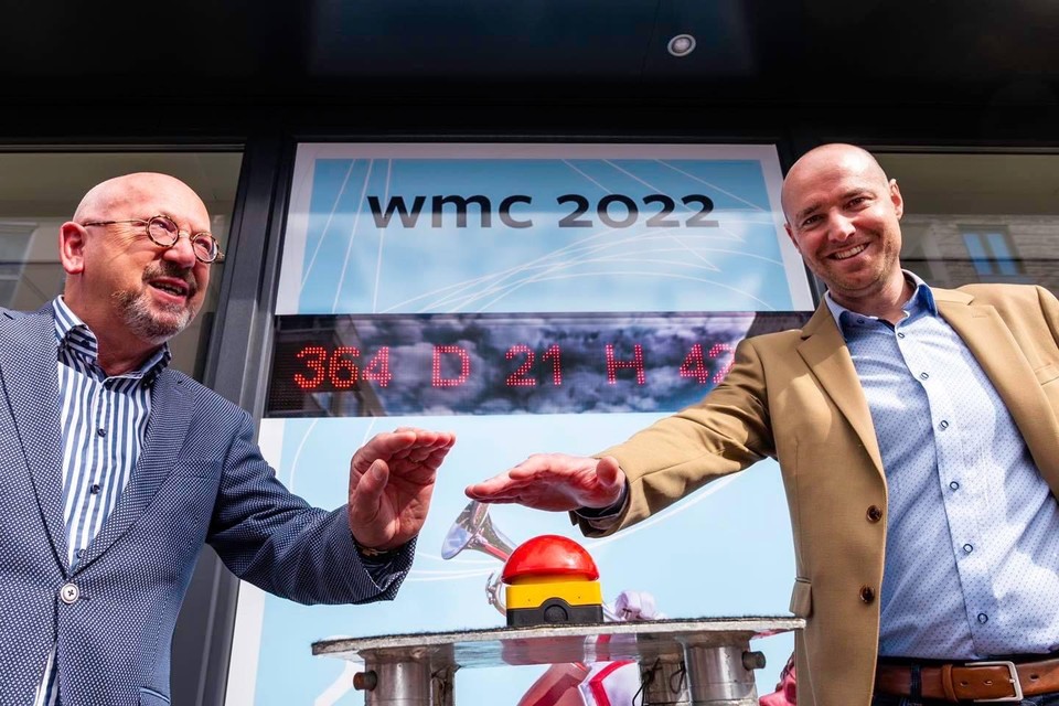 WMC-voorzitter Max Kousen (links) en wethouder Tim Weijers hebben de aftelklok in werking gesteld. 
