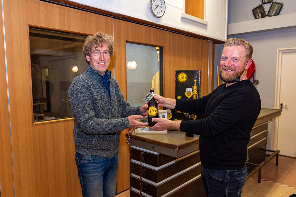 De overhandiging van het Ch’ti speciaalbier door Aart Zeeman (links) aan Remko de Jong. 