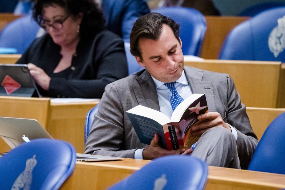 Thierry Baudet leest ‘Over de democratie in Amerika’ van Alexis de Tocqueville tijdens een debat in de Tweede Kamer. 