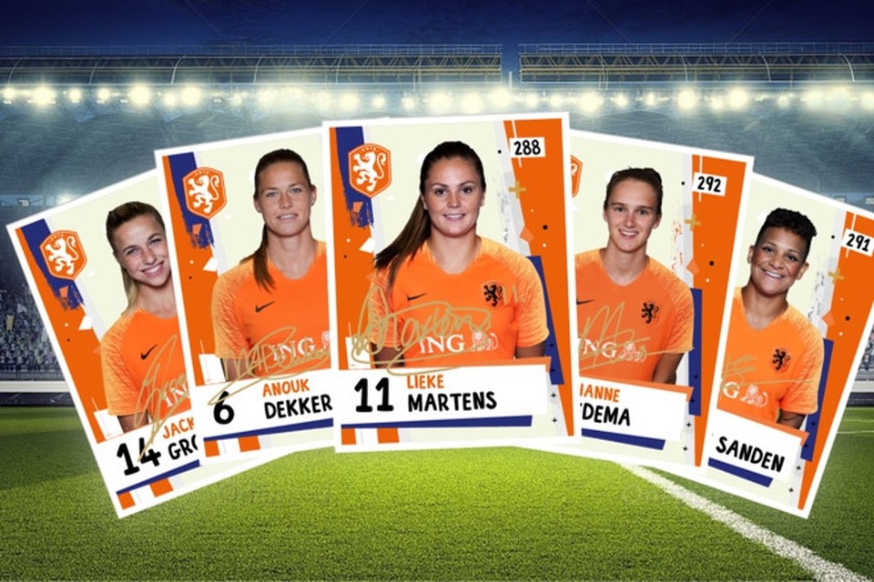 Voetbalplaatjes van het Nederlandse vrouwenelftal. 