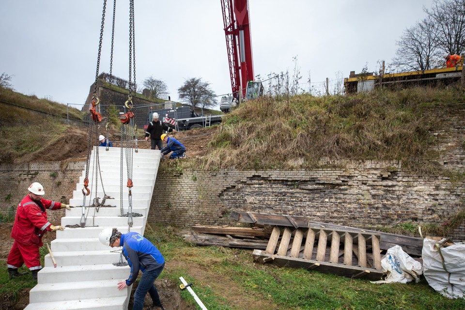 De tijdelijke houten trap in het Frontenpark maakt plaats voor een nieuwe van beton. 