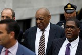 thumbnail: Cosby bij de rechtszaal in de staat Pennsylvania.