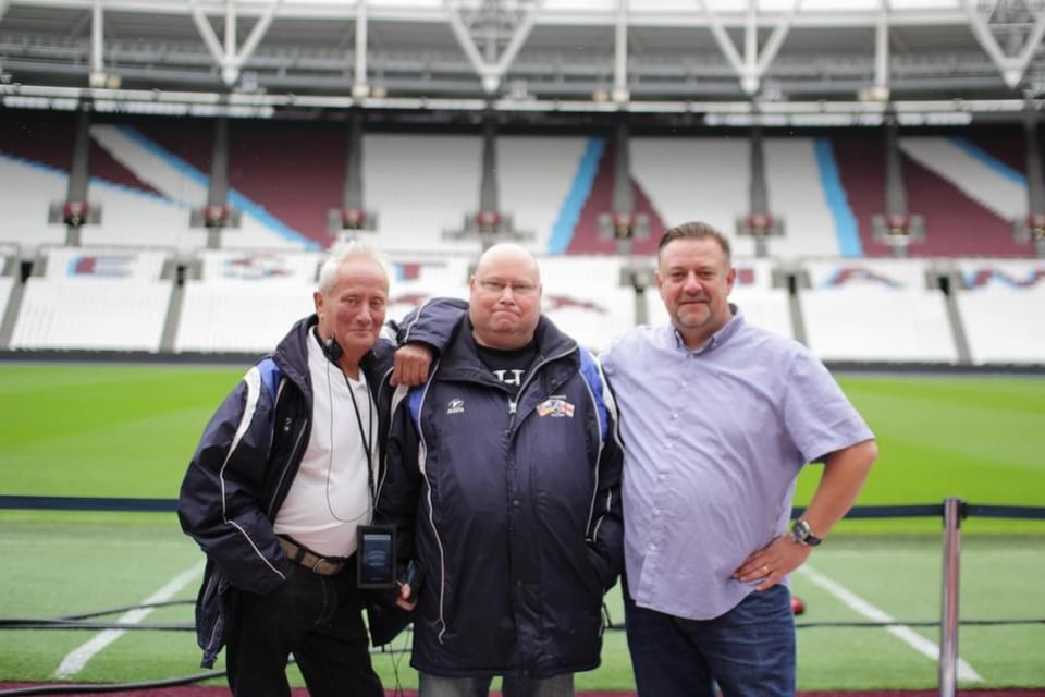 Miel Hendriks, Dean Cooper en Björn Hendriks (vlnr) tijdens de uitwisseling vorig jaar in het London Stadium, de thuishaven van West Ham United.  