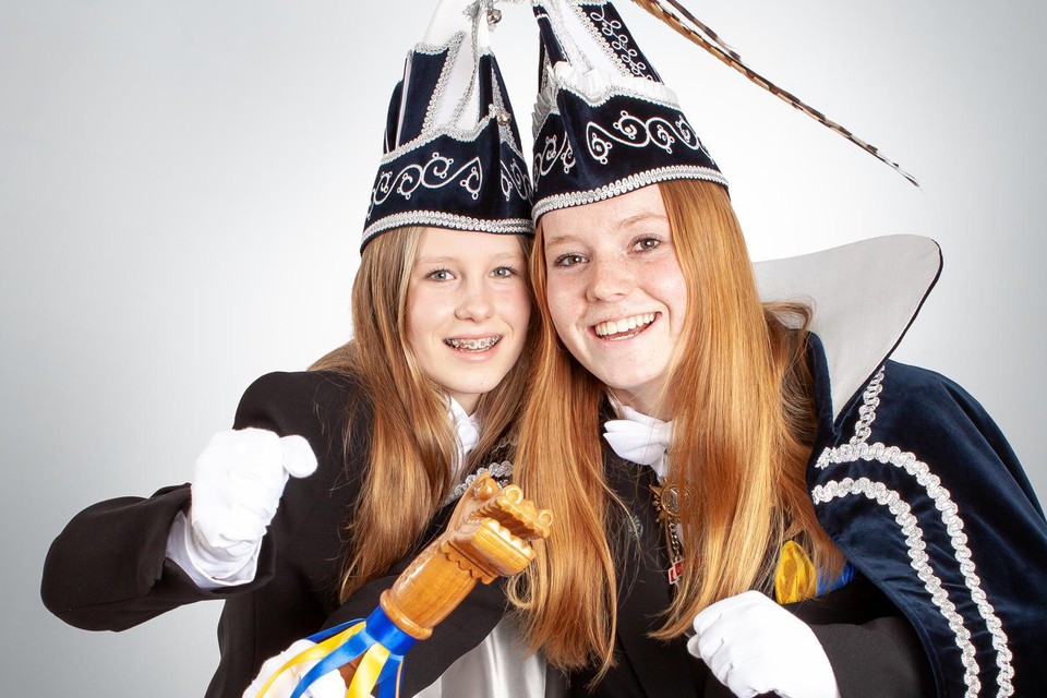 Jeugdprinses Yente I en adjudant Lotte van de Drake in Beesel.
