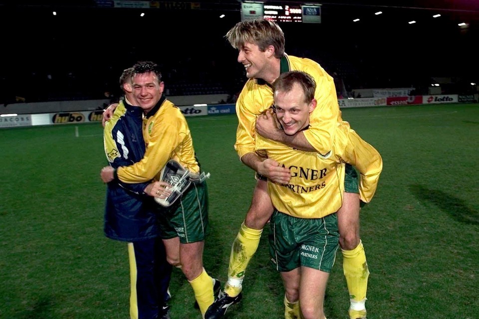 Maart 2000: Joost Volmer (l) viert de overwinning op Ajax met Rolf Landerl, die bij Ruud Kool om de nek hangt.