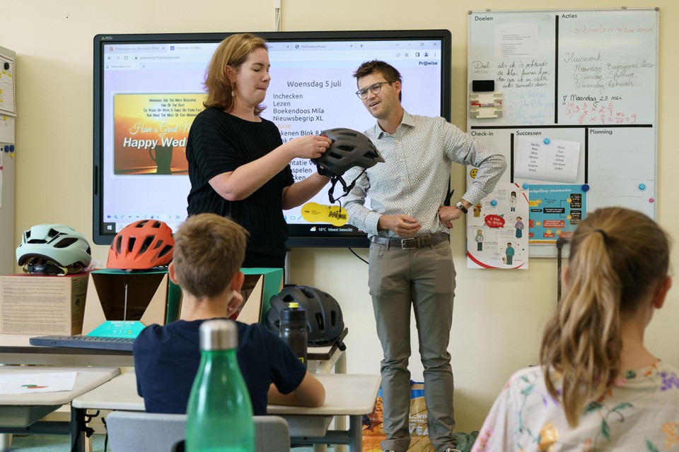 Marcel Aries tijdens voorlichting aan kinderen over het belang van het dragen van een fietshelm. 