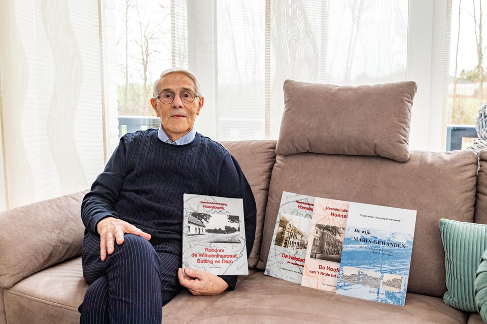 Hein Giesen toont de achtste monografie over Hoensbroek.