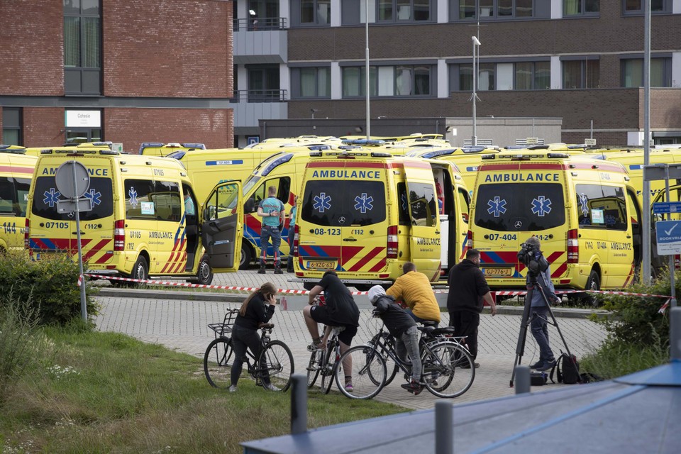 Vijftig ambulances stonden voor het ziekenhuis, klaar om in totaal 170 patiënten over te brengen naar 28 zorginstellingen elders in Nederland. 