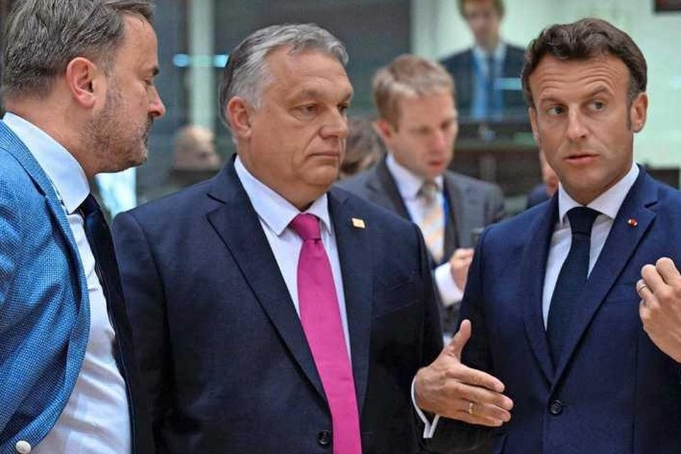 Viktor Orbán (m) in gesprek met de Franse president Emmanuel Macron (r) en de Luxemburgse premier Bettel.