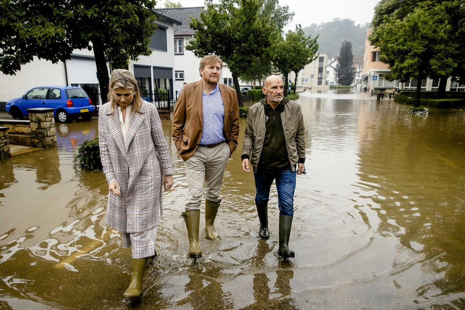 Koninklijk bezoek aan Valkenburg na de watersnoodramp van vorig jaar zomer. Burgemeester Daan Prevoo rechts in beeld. 