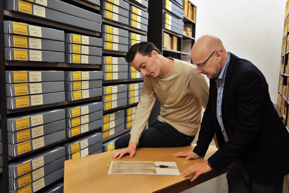 E-depotspecialist Herman van Megen (rechts) en senior- archiefmedewerker Paul van Lunteren bekijken het oudste document uit 1272. 