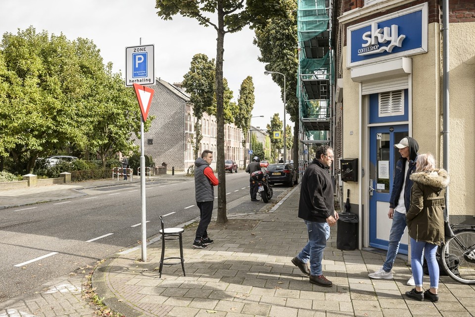Omwonenden willen de coffeeshops weg uit het centrum. Vooral Sky zorgt op de Venloseweg voor veel verkeersoverlast.