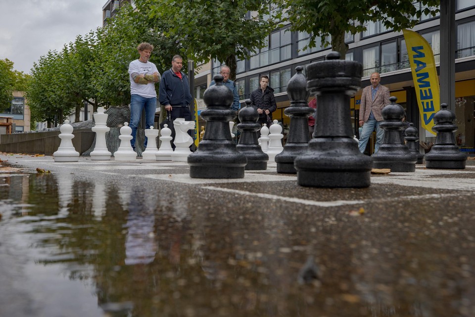 De regen kon de schakers van Heerlen (hier op de Promenade) en Maastricht niet tegenhouden.  