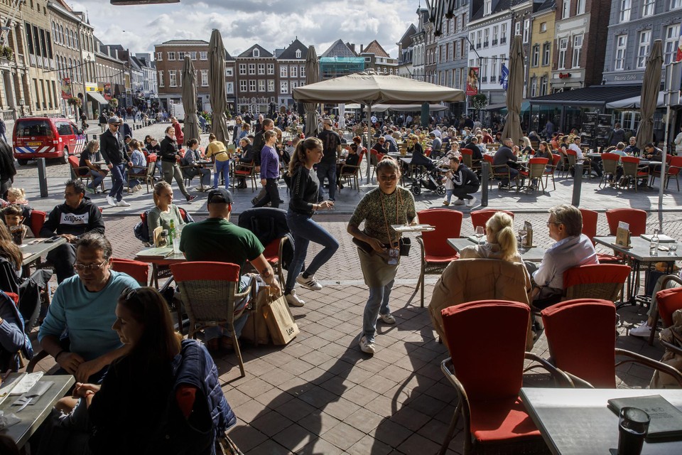 De terrassen in Roermond moeten weer kleiner worden nu de coronapandemie voorbij lijkt. 