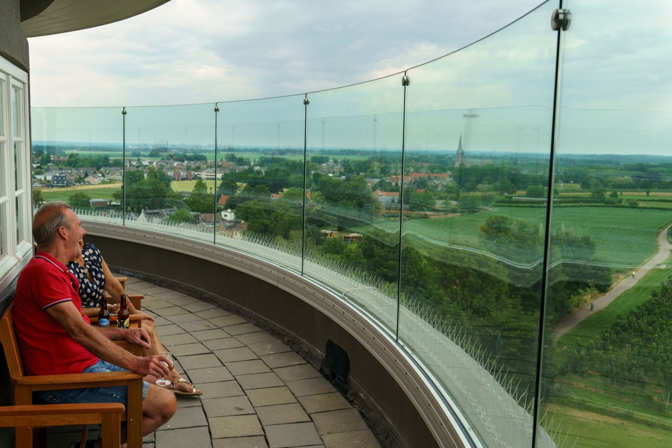 Het uitzicht vanaf de 38 meter hoge watertoren reikt tot ver over het Zuid-Limburgse landschap.  