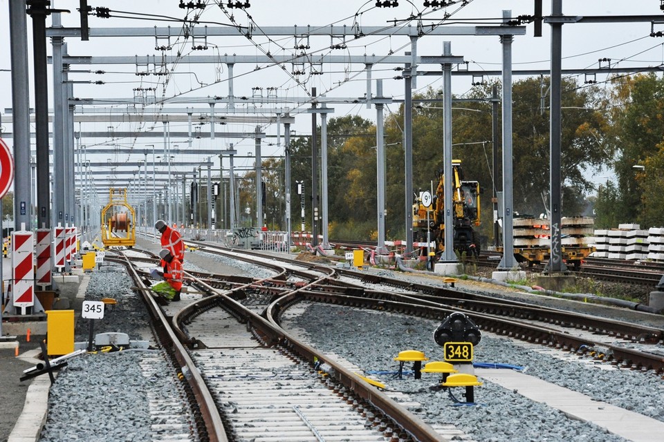 Begin november werd de toekomstige railterminal al aangesloten op het bestaande spoornetwerk. 