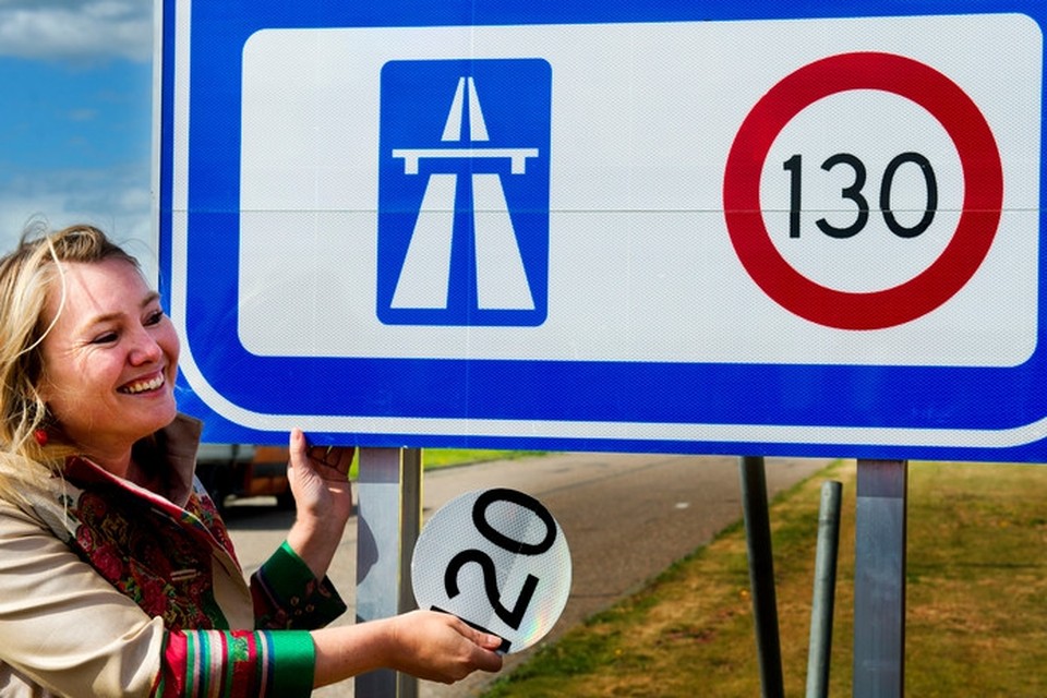 Voormalig minister van Verkeer Melanie Schultz van Haegen onthulde het 130 kilometerbord bij de invoering van die snelheid op de Nederlandse snelwegen in 2012.