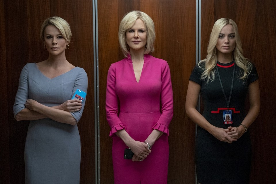 Charlize Theron, Nicole Kidman en Margot Robbie kruipen in de huid van medewerksters die geïntimideerd werden door Fox News-baas Roger Ailes. 