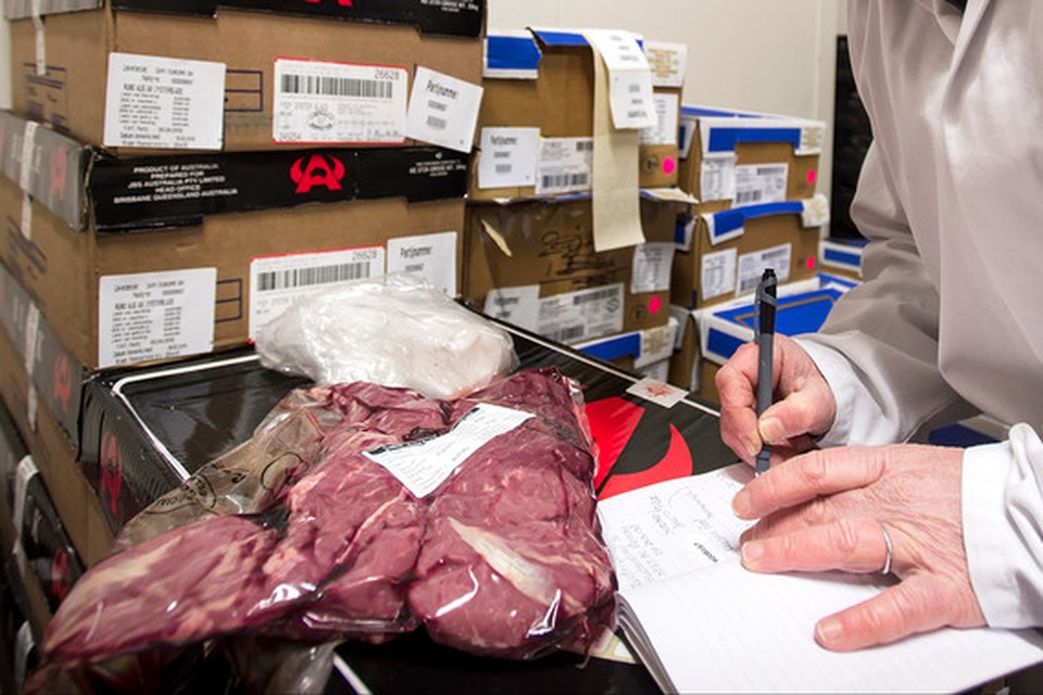 Een inspecteur van de Nederlandse Voedsel- en Warenautoriteit voert een controle uit bij een vleesverwerkend bedrijf 