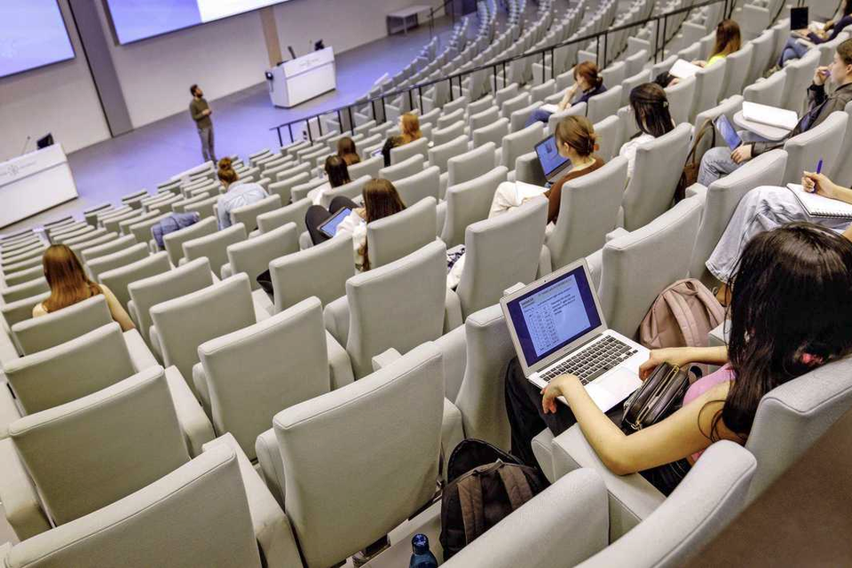 Een docent geeft het vak ‘Statistics’ voor een bijna lege collegezaal op Tilburg University. 