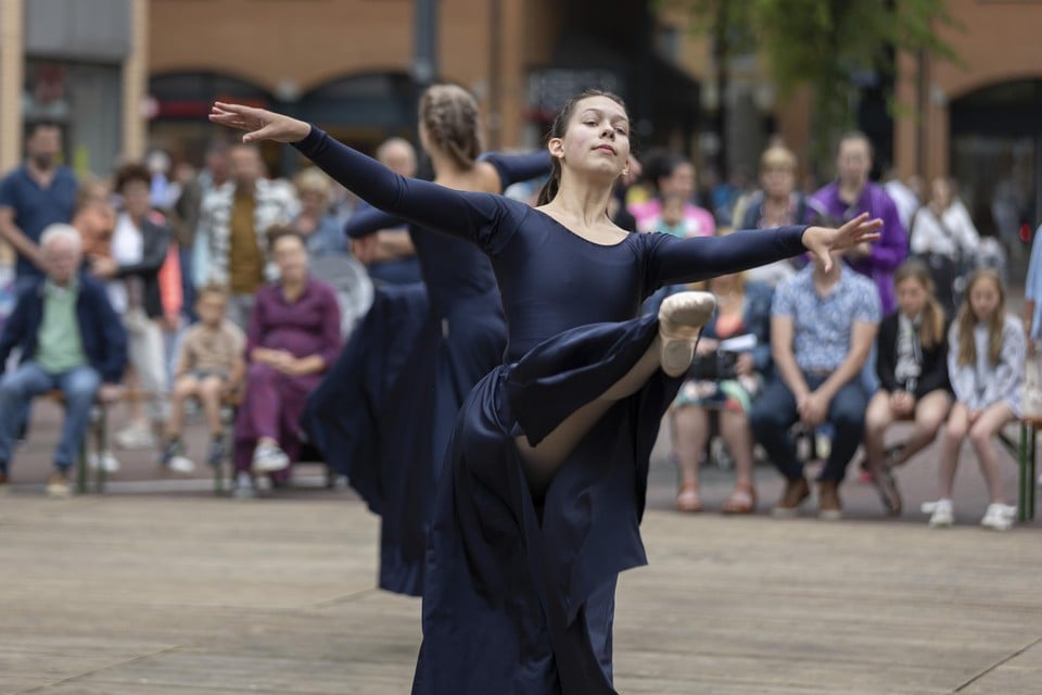 Cursisten van balletlerares Sandra Höpfner-Buchnitzki aan het werk op de Nieuwe Markt in Weert.